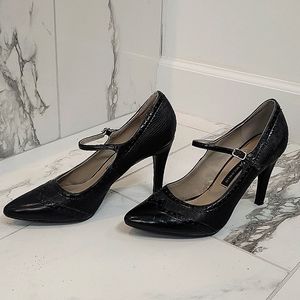 Dana Buchman 3.5 inch black leather and man made heels size 8